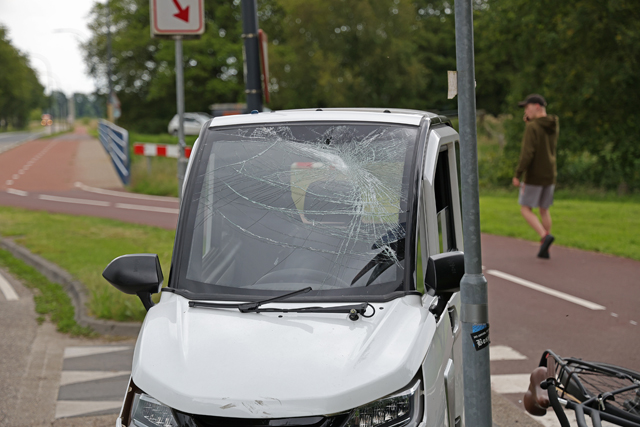 Brommobiel en fietser botsen tegen elkaar aan op de Drunenseweg Waalwijk