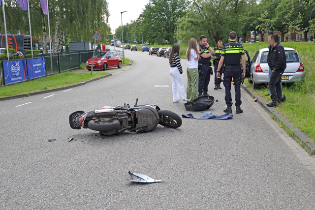 Scooterrijder botst tegen auto aan op de Elzenweg Waalwijk