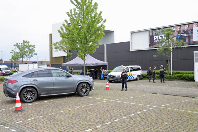 Grote politiecontrole op parkeerplaats bij Piet Klerkx Waalwijk