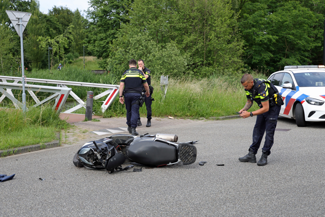Scooterrijder botst tegen auto aan op de Elzenweg Waalwijk
