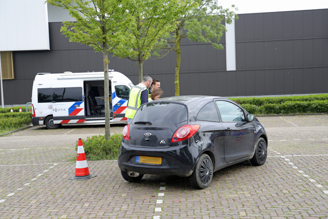 Grote politiecontrole op parkeerplaats bij Piet Klerkx Waalwijk