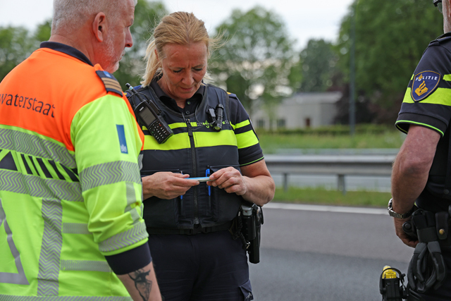 Politiehelikopter achtervolgd bestuurder met flessen lachgas op de A59 (Maasroute) Waalwijk