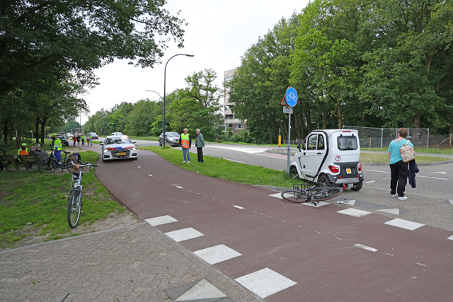 Brommobiel en fietser botsen tegen elkaar aan op de Drunenseweg Waalwijk