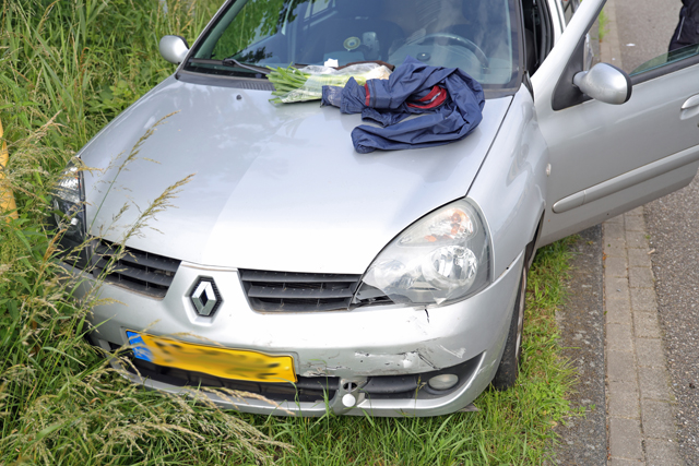 Scooterrijder botst tegen auto aan op de Elzenweg Waalwijk