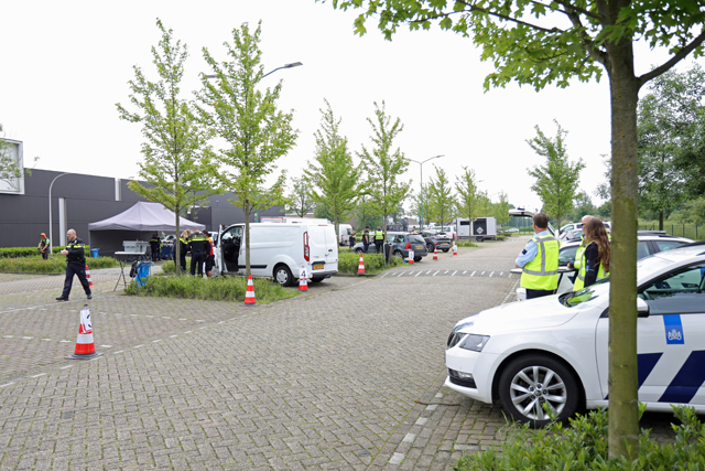 Grote politiecontrole op parkeerplaats bij Piet Klerkx Waalwijk