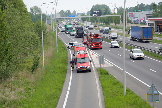 Automobilist rijdt de sloot in op de Midden-Brabantweg Waalwijk