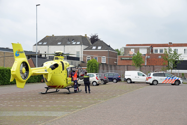 Traumahelikopter land op het Unnaplein voor een incident aan het Emmahof Waalwijk