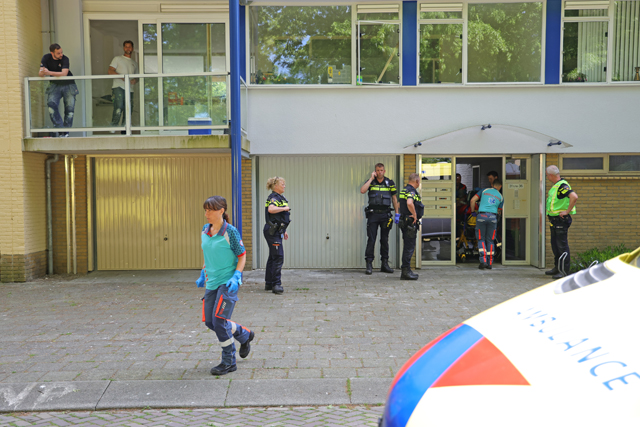 Politie treft zwaargewonde man aan in trappenhuis aan de Teisterbandtlaan Waalwijk
