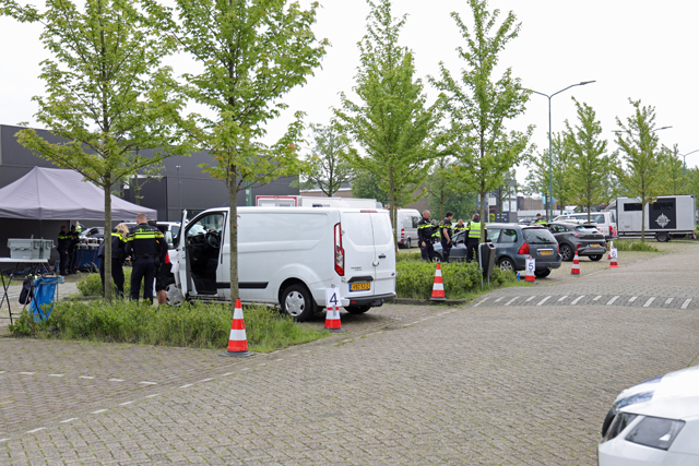 Grote politiecontrole op parkeerplaats bij Piet Klerkx Waalwijk