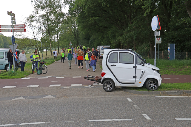 Brommobiel en fietser botsen tegen elkaar aan op de Drunenseweg Waalwijk