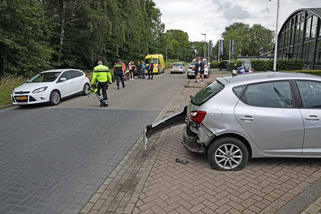 Aanrijding tussen auto en crossmotor aan de Elzenweg Waalwijk