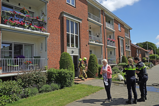 Hondje en vogeltje gered uit woning vol rook aan het Hertog Janpark Waalwijk