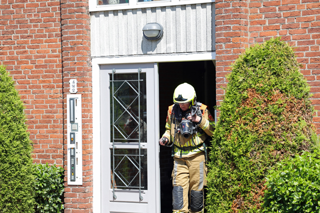 Hondje en vogeltje gered uit woning vol rook aan het Hertog Janpark Waalwijk