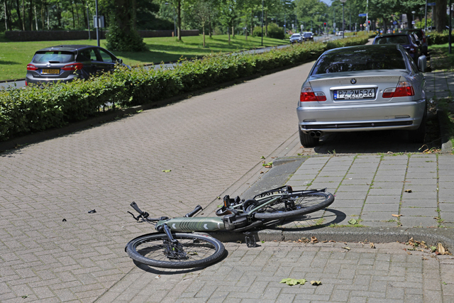 Automobilist gaat ervandoor na aanrijding met fietser aan de Burg. van der Klokkenlaan Waalwijk