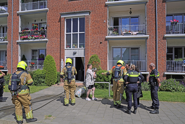 Hondje en vogeltje gered uit woning vol rook aan het Hertog Janpark Waalwijk