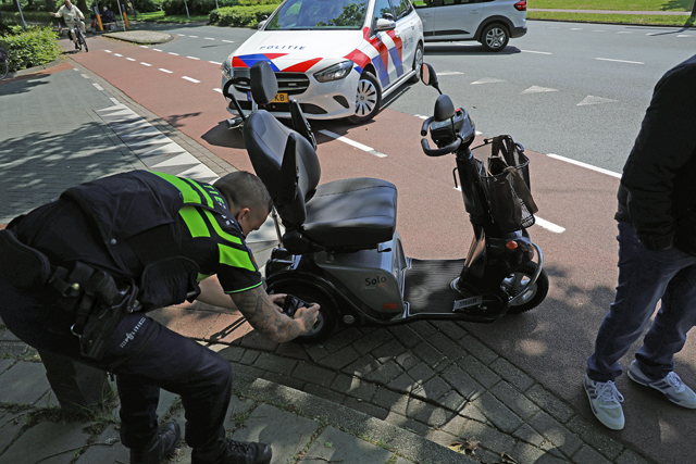 Automobilist gaat ervandoor na aanrijding met fietser aan de Burg. van der Klokkenlaan Waalwijk