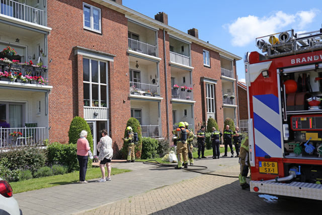 Hondje en vogeltje gered uit woning vol rook aan het Hertog Janpark Waalwijk