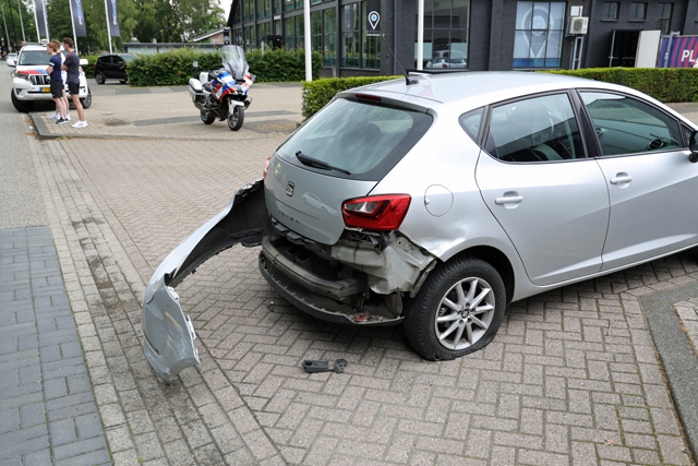 Aanrijding tussen auto en crossmotor aan de Elzenweg Waalwijk