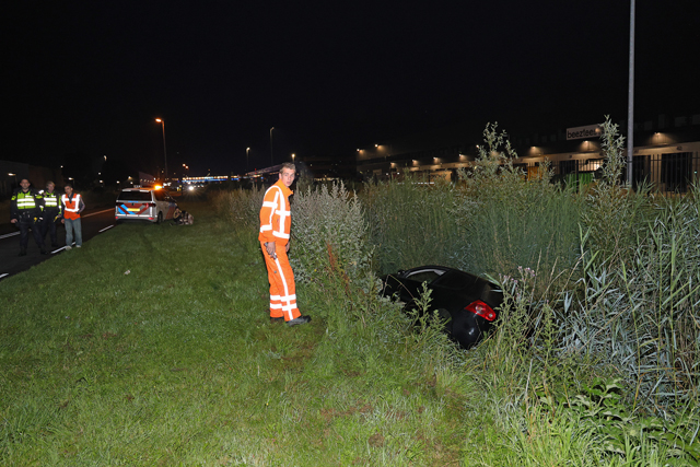 Bestuurder belandt met auto in de sloot aan de Kloosterheulweg Waalwijk