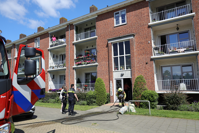 Hondje en vogeltje gered uit woning vol rook aan het Hertog Janpark Waalwijk