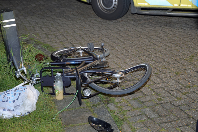 Automobilist gaat ervandoor na aanrijding met fietser aan het Bloemenoordplein Waalwijk