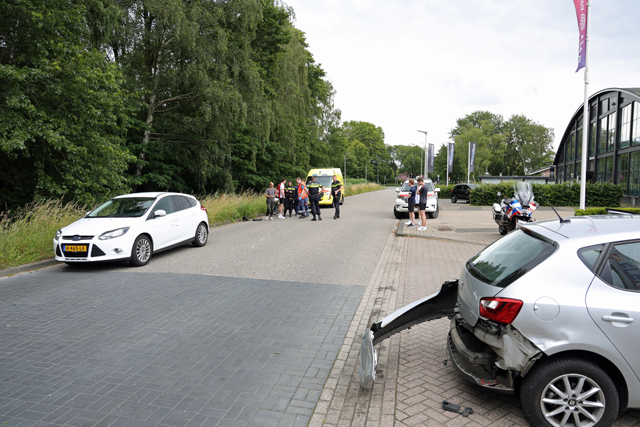 Aanrijding tussen auto en crossmotor aan de Elzenweg Waalwijk