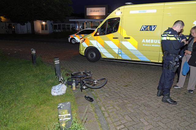 Automobilist gaat ervandoor na aanrijding met fietser aan het Bloemenoordplein Waalwijk