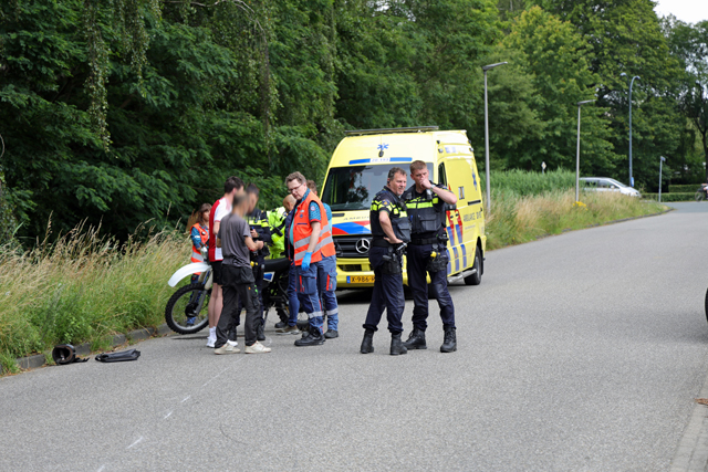 Aanrijding tussen auto en crossmotor aan de Elzenweg Waalwijk