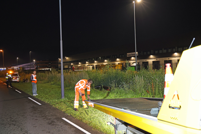 Bestuurder belandt met auto in de sloot aan de Kloosterheulweg Waalwijk