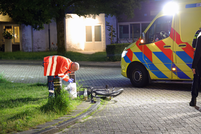 Automobilist gaat ervandoor na aanrijding met fietser aan het Bloemenoordplein Waalwijk
