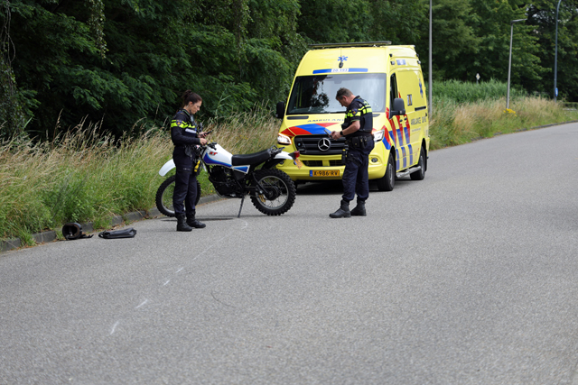 Aanrijding tussen auto en crossmotor aan de Elzenweg Waalwijk