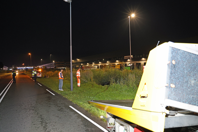 Bestuurder belandt met auto in de sloot aan de Kloosterheulweg Waalwijk