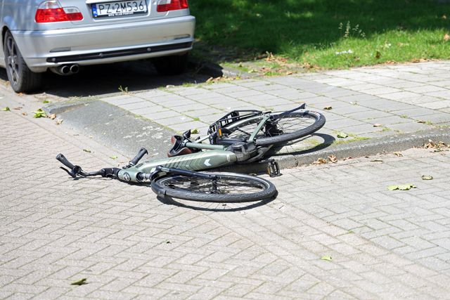 Automobilist gaat ervandoor na aanrijding met fietser aan de Burg. van der Klokkenlaan Waalwijk