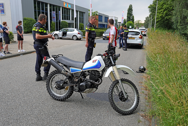 Aanrijding tussen auto en crossmotor aan de Elzenweg Waalwijk