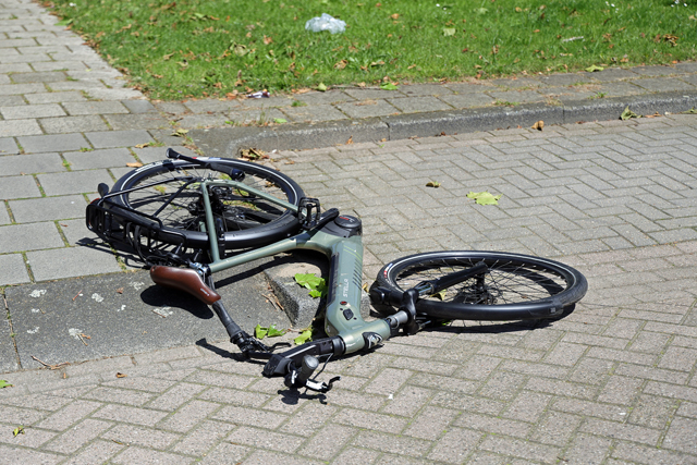 Automobilist gaat ervandoor na aanrijding met fietser aan de Burg. van der Klokkenlaan Waalwijk