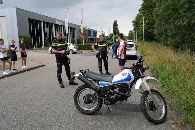 Aanrijding tussen auto en crossmotor aan de Elzenweg Waalwijk
