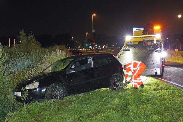 Bestuurder belandt met auto in de sloot aan de Kloosterheulweg Waalwijk