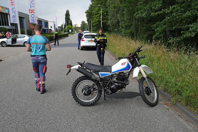 Aanrijding tussen auto en crossmotor aan de Elzenweg Waalwijk