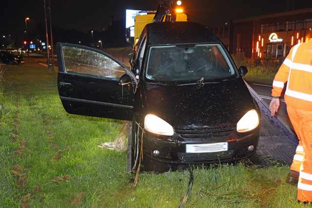 Bestuurder belandt met auto in de sloot aan de Kloosterheulweg Waalwijk