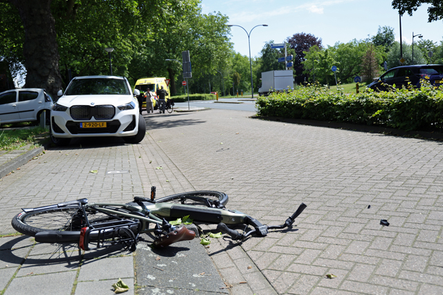 Automobilist gaat ervandoor na aanrijding met fietser aan de Burg. van der Klokkenlaan Waalwijk