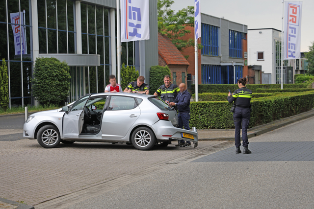 Aanrijding tussen auto en crossmotor aan de Elzenweg Waalwijk