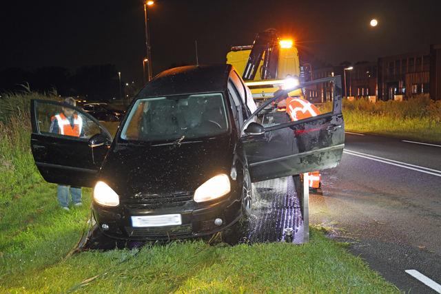 Bestuurder belandt met auto in de sloot aan de Kloosterheulweg Waalwijk