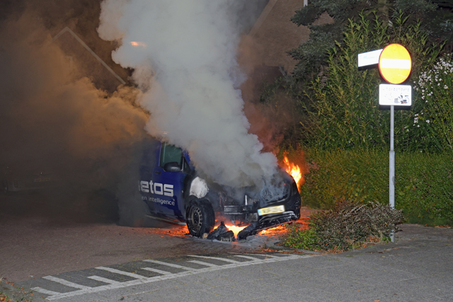 Buurtbewoners horen knal en zien auto in vlammen opgaan aan de Andreas Zijlmansstraat Waalwijk