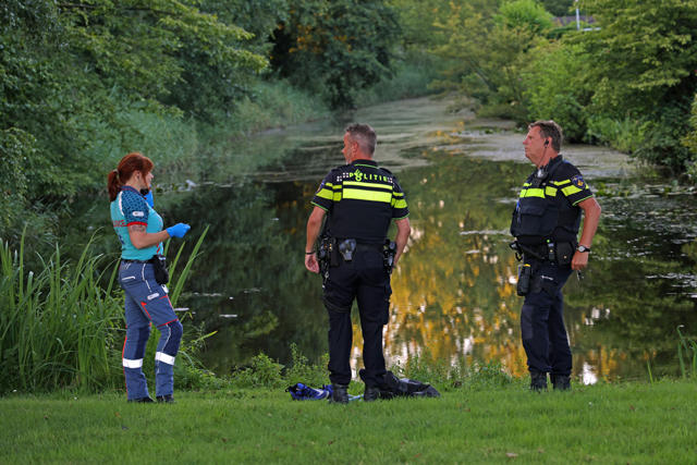 Hulpdiensten rukken massaal uit voor mogelijk persoon te water aan de Mozartlaan Waalwijk