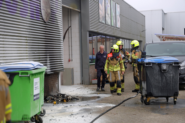 Container vliegt in brand en beschadigt bedrijfspand van Prisma aan de Professor Keesomweg Waalwijk