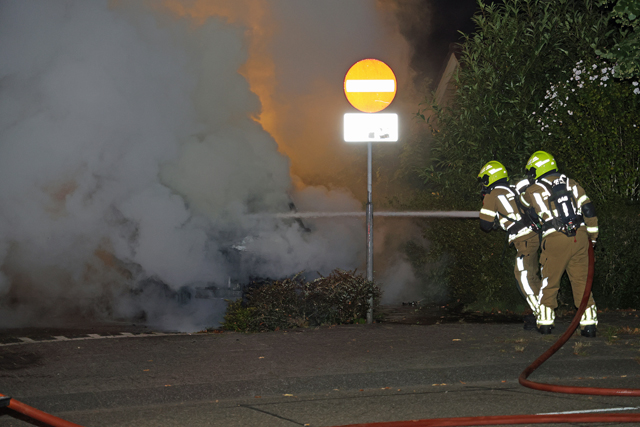 Buurtbewoners horen knal en zien auto in vlammen opgaan aan de Andreas Zijlmansstraat Waalwijk