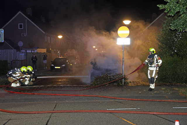 Buurtbewoners horen knal en zien auto in vlammen opgaan aan de Andreas Zijlmansstraat Waalwijk