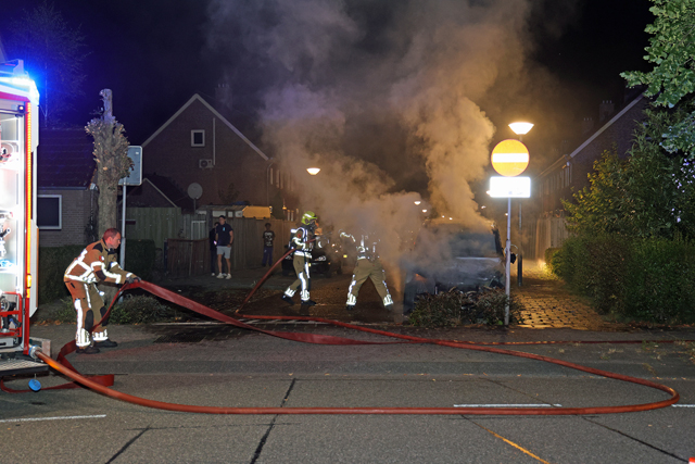 Buurtbewoners horen knal en zien auto in vlammen opgaan aan de Andreas Zijlmansstraat Waalwijk