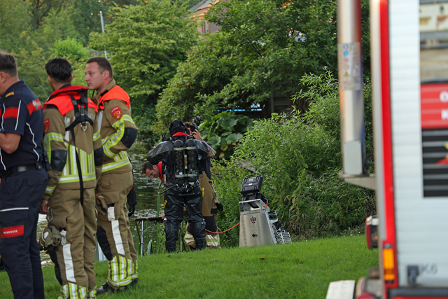 Hulpdiensten rukken massaal uit voor mogelijk persoon te water aan de Mozartlaan Waalwijk
