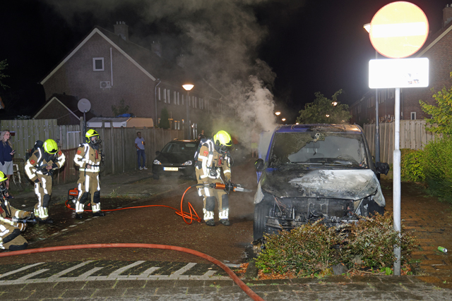 Buurtbewoners horen knal en zien auto in vlammen opgaan aan de Andreas Zijlmansstraat Waalwijk